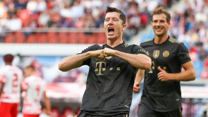 Archivbild: Jan Woitas/dpa-Zentralbild/dpa
Robert Lewandowski (l) spielt künftig in den USA.