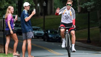Bild: Jan Woitas/dpa
Der Kapitän ist mit dem Radl da: Joshua Kimmich auf dem Weg zum Training in Winston-Salem.