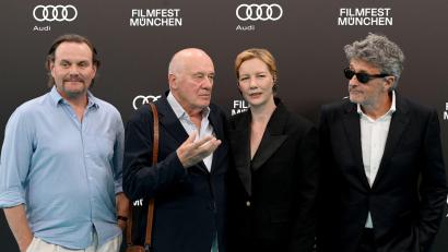 Bild: Felix Hörhager/dpa
Die Schauspielerinnen und Schauspieler des Films „Vaterland“ bei der Deutschlandpremiere.