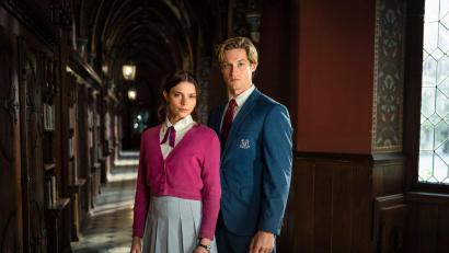 Bild: Stephan Rabold/Agentur filmcontact/dpa
Ruby und James tragen die Serie „Maxton Hall“.
