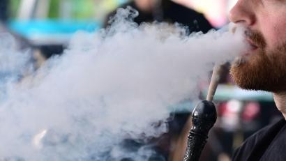 Bild: Bernd Weißbrod/dpa
Ein Mann raucht in einer Shisha-Bar eine Wasserpfeife.