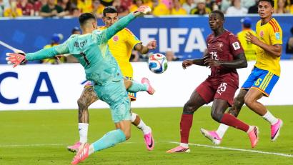 Bild: Rebecca Blackwell/AP/dpa
Der beste Mann des Spiels: Portugals Torwart Diogo Costa entschärft eine kolumbianische Chance.