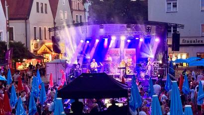 Bild: Gabi Schönberger
"Rock Connection" sorgte am Oberen Markt für Stimmung.
