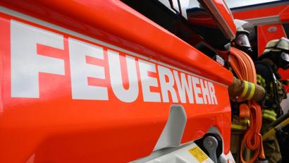 Bild: Bernd Weißbrod/dpa
Feuerwehrleute schlugen die Scheibe des Autos ein und retteten den Säugling. (Symbolbild)
