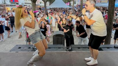 Bild: Gabi Schönberger
Am Unteren Markt sorgte die Partyband "Highline" wieder für Feierlaune und brachte die Leute trotz Hitze zum Tanzen.