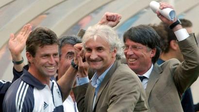 Bild: Bernd Weissbrod/dpa
Rudi Völler (M) jubelt nach dem Sieg gegen Paraguay bei der WM 2002. (Archivbild)