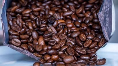 Bild: Jens Büttner/dpa
Kunden bekommen Kaffee wieder etwas günstiger. (Symbolbild)