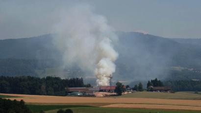 Bild: Th. Krenn/Zema Medien/dpa
Die Rauchsäule des Brandes war weithin sichtbar.