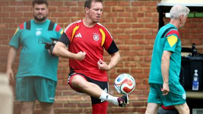 Bild: Christian Charisius/dpa
Bundestrainer Nagelsmann jongliert beim Training vor dem Paraguay-Spiel.