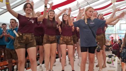 Bild: Gabriela Amann
Party im Festzelt: Die Lieder der "Dorfrocker" verbreiteten gute Laune.