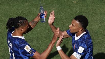 Bild: Adam Hunger/AP/dpa
Kylian Mbappé (r) und Michael Olise zeigten bei der WM schon ihre Klasse. (Archivbild)