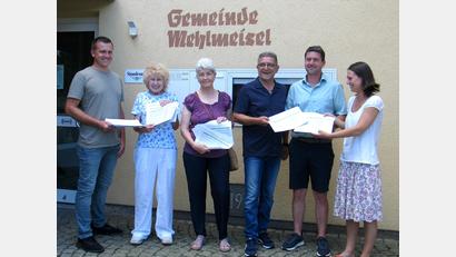 Bild: bkr
Zweiter Bürgermeister von Fichtelberg Michael Köferl, Dr. Sibylle Noé, Ramona Drübbisch, Bürgermeister Franz Tauber Mehlmeisel, 2. Bürgermeister Mehlmeisel Florian Prechtl und Stefanie Stelzer mit den gesammelten Unterschriften.