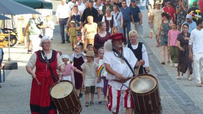 Bild: Heidi Franitza
Der Festzug wird von den Trommlern des historischen Vereins Stiber-Fähnlein angeführt.