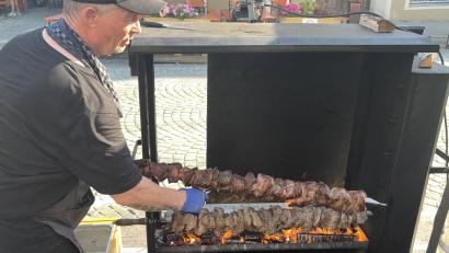 Bild: Joachim Gebhardt
Hier entsteht der "Mutzbraten": Über Birkenholz wird der Schweinenacken gegrillt.