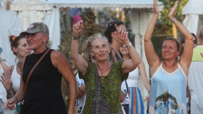Bild: Rudolf Hirsch
Die Teilnehmer am Yoga-Festival am Steinberger See genießen die abendliche Stimmung und meditieren zur Musik.