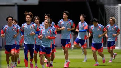 Bild: Ashley Landis/AP/dpa
Das japanische Team fordert in der K.-o.-Phase Rekordweltmeister Brasilien.