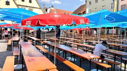 Bild: Gabi Schönberger
Leere Bänke dominierten am Sonntagnachmittag in der großen Hitze. Erst am Abend füllten sich die Plätze am Weidener Bürgerfest.