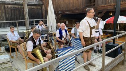Bild: Raphael Haubelt
Während die eigentlich engagierte Mannschaft anderweitig zum Einsatz gerufen wurde, sprang heuer notgedrungen Museumsleiter Dr. Tobias Hammerl als "Solo-Kirwabursch" in Perschen ein.