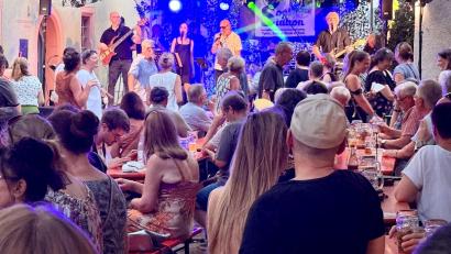 Bild: Gabi Schönberger
"Soul Station No. 10" sorgte am späten Samstagabend am Weiden-am-See-Platz für Stimmung. Sänger Andreas Doerfler feierte zudem Geburtstag.