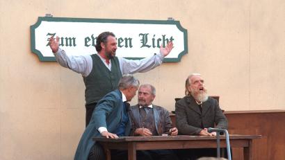 Bild: Marlin Nixdorf
Im Biergarten von Sepp Moser (Tobias Meidinger) treffen sich die Patriarchen (von links) August Ostermaier (Hans-Jürgen Gmeiner), Jakob Kaltenecker (Georg Reiff) und Joseph Eilles (Josef Regner) zum Frühschoppen.