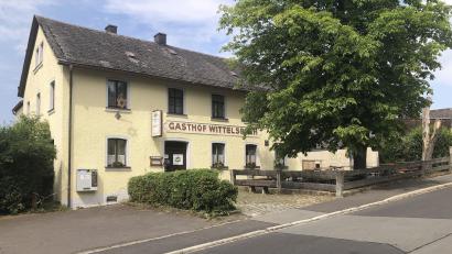 Bild: Werner Robl 
An den früheren Namen "Gasthof Wittelsbach" erinnert noch die Inschrift an der Ostseite des Anwesens. Heute besteht hier Einkehrmöglichkeit beim "Schnapper-Zoigl" an der Marienstraße.