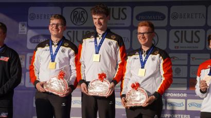 Bild: Deutscher Schützenbund
Weltmeister mit dem Luftgewehr: Der Mähringer Florian Beer (links) holte zusammen mit, Luis Eichenseer (Mitte) und Benedikt Ascher Mannschaftsgold bei der Junioren-WM.