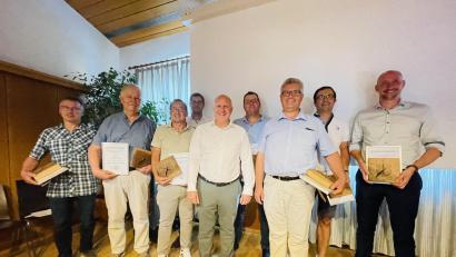 Bild: Gerhard Krones
Die ausscheidenden Stadträte mit Bürgermeister Marcus Eichenmüller (von links): Georg Wendl (FW), Reinhold Strobl (SPD), Christian Hartmann (SPD), Christian Müller (CSU), Bürgermeister Marcus Eichenmüller (CSU), Michael Ott (CSU), Manfred Schlosser (FW) und Manfred Birner (CWU). Nicht im Bild, weil nicht anwesend: Harald Kausler (FW)