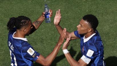 Bild: Adam Hunger/AP/dpa
Herausragend bei dieser WM: Die Franzosen Kylian Mbappé (r) und Michael Olise.