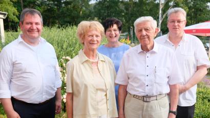 Bild: Robert Dotzauer
Adolf Meier (Zweiter von rechts), "Vorbachs Baumeister" und Ehrenbürger feierte am Sonntag seinen 85. Geburtstag mit Familie, Nachbarn und Freunden. Mit Ehefrau Anni (Zweite von links) gratulierten Bürgermeister Alexander Goller (links), Zweite Bürgermeisterin Irmi Bauer (Dritte von links) und Pfarrer Adrian Kugler (rechts).
