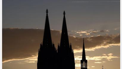 Bild: Rolf Vennenbernd/dpa
Die Tage mit kostenlosem Zugang zum Kölner Dom sind für Touristen gezählt. (Archivbild)