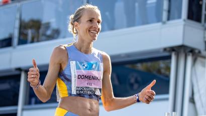 Archivbild: Andreas Gora
Domenika Mayer von der LG Telis Finanz Regensburg beim Zieleinlauf beim Berlin-Marathon im September 2023.