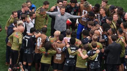 Bild: Marcio Sanchez/AP/dpa
Alle zusammen: Kanada steht erstmals in seiner Geschichte im WM-Achtelfinale.