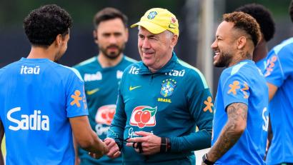 Bild: Tom Weller/dpa
Trainer Carlo Ancelotti (m) und sein Starspieler Neymar (r)