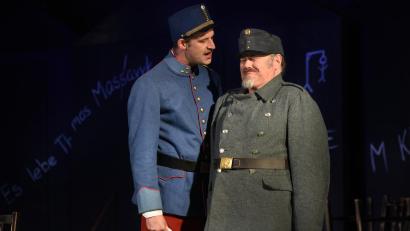 Archivbild: Tobias Schwarzmeier
Eine zentrale Figur des tschechischen Humors ist der brave Soldat Schwejk, hier auf einer Oberpfälzer Bühne bei einer Theateraufführung des LTO (2023).