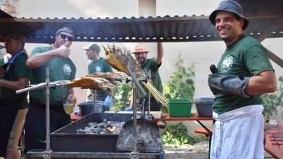 Bild: Renate Gradl
Beim großen Fischerfest in Grafenwöhr gab es viele Helfer, um die Gäste mit Fischspezialitäten zu versorgen.