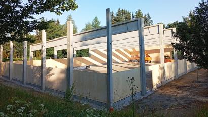 Bild: Oswald Zintl
Auf Hochtouren laufen die Bauarbeiten an der Hammerrang-Arena, die von der Stadt Waldershof mit insgesamt 440.000 Euro unterstützt wird.