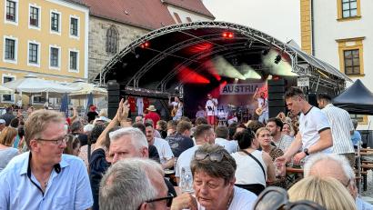 Bild: Petra Hartl
Altstadtfest Sulzbach-Rosenberg 2026: "Austria Gfühl" beim Auftritt auf der Luitpoldplatz-Bühne.