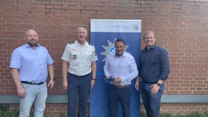 Bild: Kriminalhauptkommissar Straller, Kriminalpolizeiinspektion Amberg
Bei der Amtseinführung (von links): Personalrat Polizeioberkommissar Jürgen Wenzlik, Polizeivizepräsident Erwin Frankl, Erster Kriminalhauptkommissar Jens Meyer und Kriminaldirektor Tobias Mattes.