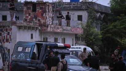 Bild: Ali Raza/AP/dpa
Nach dem Angriff in Karachi mit drei Toten pakistanischen Sicherheitskräften hat Pakistan Ziele in Afghanistan angegriffen.
