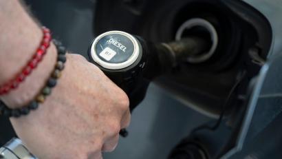 Bild: Marijan Murat/dpa
Bei Diesel sieht das Ifo eine deutliche Lücke in der Weitergabe des Tankrabatts. (Symbolbild)