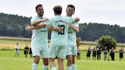 Archivbild: Hubert Ziegler
Einer der spektakulärsten Wechsel in der Kreisliga Süd: Dennis Kramer (links), bis April Spielertrainer beim SV Köfering, übt diese Funktion zusammen mit Jonas Dotzler nun beim TuS Rosenberg aus.