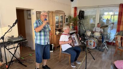 Bild: fvo
Moderator Wolfgang Butz (links) aus Inzendorf bei Schmidgaden kündigt die Musikanten Andreas Augustin (Waldthurn) und Rudi Hesl (Irchenrieth) an.