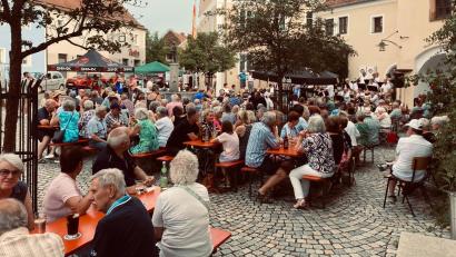 Bild: Martina Witt
Trotz tropischer Temperaturen bot die Metro-Bigband aus Weiden ein tolles Konzert auf dem historischen Marktplatz in Luhe.