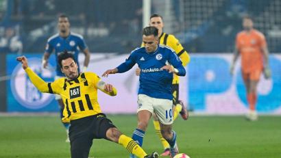 Bild: David Inderlied/dpa
Im März 2023 gab es das bislang letzte Revierderby zwischen Schalke und Dortmund. (Archivbild)