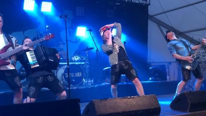 Archivbild: Werner Robl
Die Troglauer (im Bild beim Auftritt im Vorjahr beim Woodstock der Blasmusik in Österreich) sind mit ihrem Song "Bierzelt Legende" in der Endauswahl für den Wiesnhit 2026. Der Sieger wird am 1. August live bei der "Brass Wiesn" in Eching verkündet.