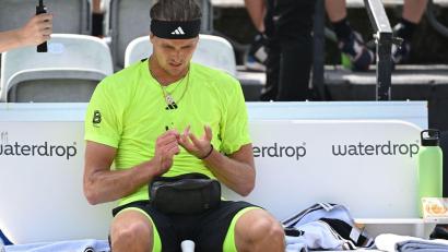 Bild: Marijan Murat/dpa
Regelmäßig überprüft Alexander Zverev während seiner Tennis-Matches seinen Blutzuckerwert. (Archivbild)