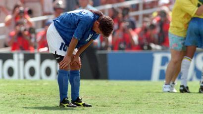 Bild: picture alliance / dpa
Roberto Baggio verschoss 1994 den entscheidenden Elfmeter im WM-Finale. (Archivbild)