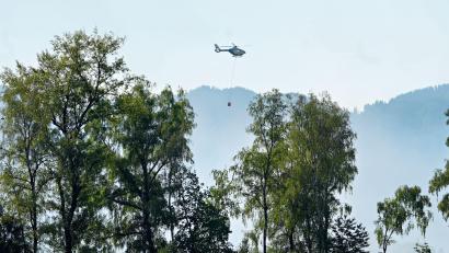 Symbolbild: Uwe Lein/dpa
Ein Hubschrauber mit Wasser hat die Löscharbeiten der Waldbrände auf dem unwegsamen Gelände unterstützt.