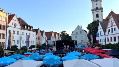 Bild: Gabi Schönberger
Sonnenschirme überall, dennoch wagten sich die meisten Gäste des Weidener Bürgerfestes erst Richtung Abend in die Altstadt. Davor war es bei bis zu 39 Grad vielen zu heiß.