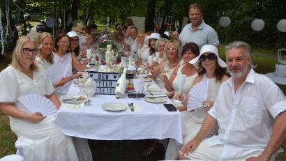 Bild: Josef Rosner
Beim Mitterteicher Diner en Blanc am Sonntagabend im Stadtpark kleideten sich alle in weiß – auch Bürgermeister Stefan Grillmeier (stehend).